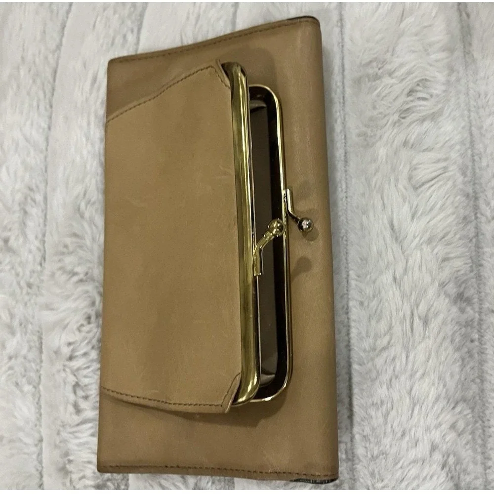 Buxton Clutch Wallet Women OS Tan Good Velvet Touch Cowhide Kisslock Trifold‎
